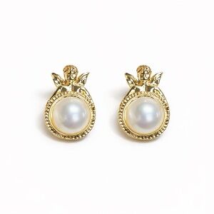 Elegant Gold and Pearl Earrings